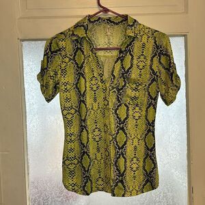 DNA Couture Women’s Neon Green Snakeskin Printed Short Sleeve Blouse Size S
